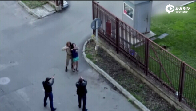 [视频]俄罗斯大兵不知是在拍电影 夺枪上演英雄救美