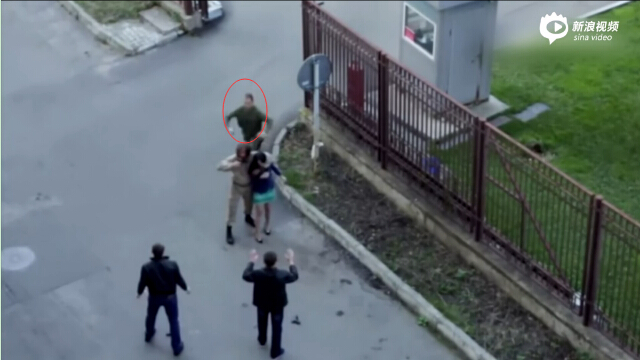 [视频]俄罗斯大兵不知是在拍电影 夺枪上演英雄救美