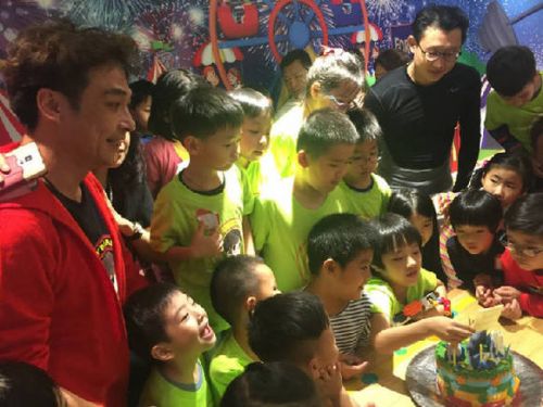 [视频]吴镇宇为费曼办7岁生日会 邀小伙伴同庆生