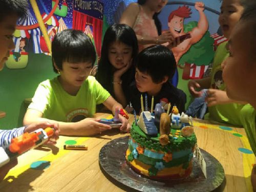 [视频]吴镇宇为费曼办7岁生日会 邀小伙伴同庆生