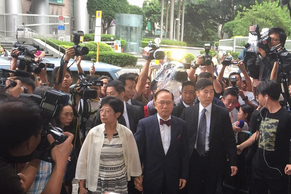 [视频]香港前特首曾荫权遭廉署起诉 称问心无愧