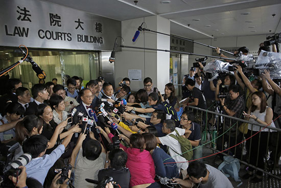 [视频]香港前特首曾荫权遭廉署起诉 称问心无愧