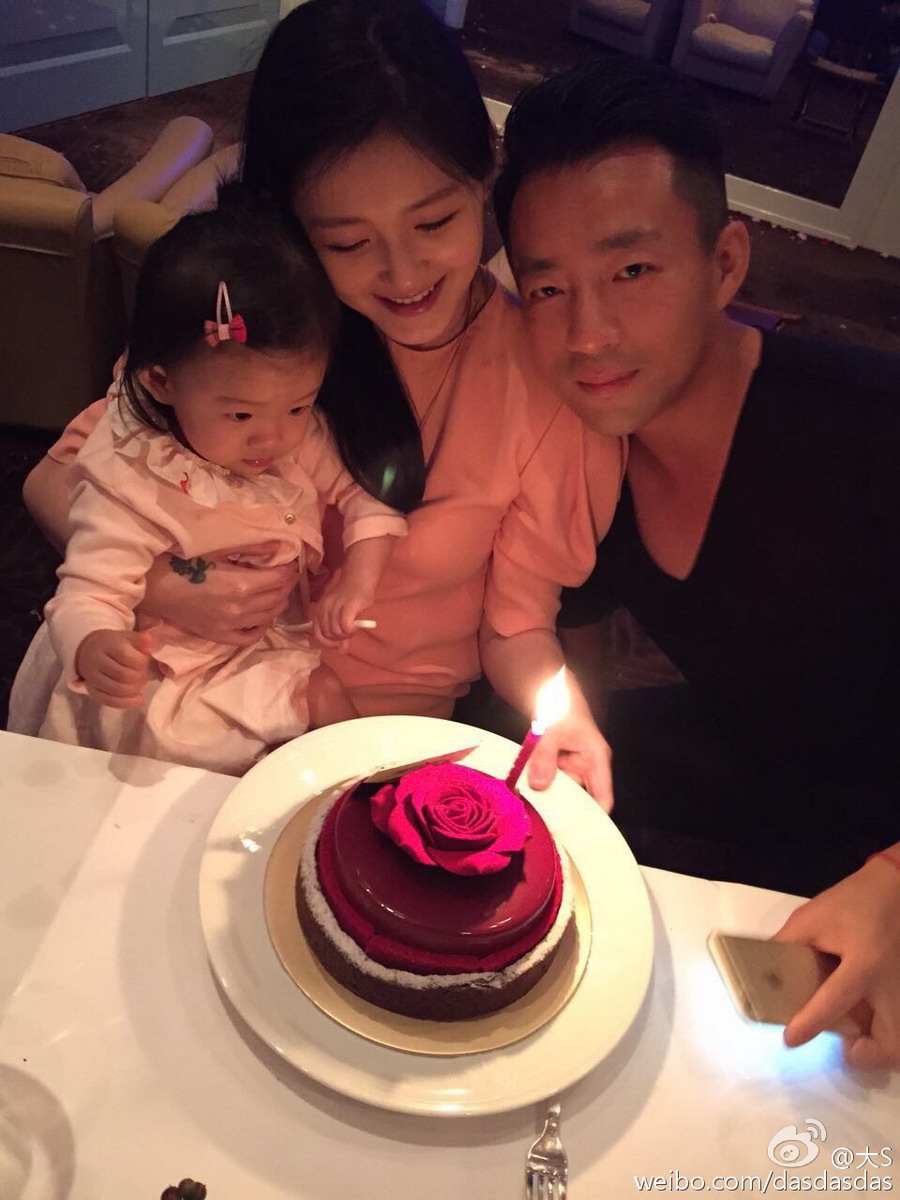 [视频]大S迎39岁生日 老公汪小菲浪漫送玫瑰蛋糕