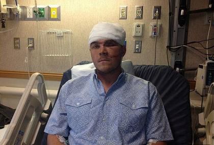 [视频]机智男手臂塞熊嘴 灰熊美食不成反作呕仓皇逃窜