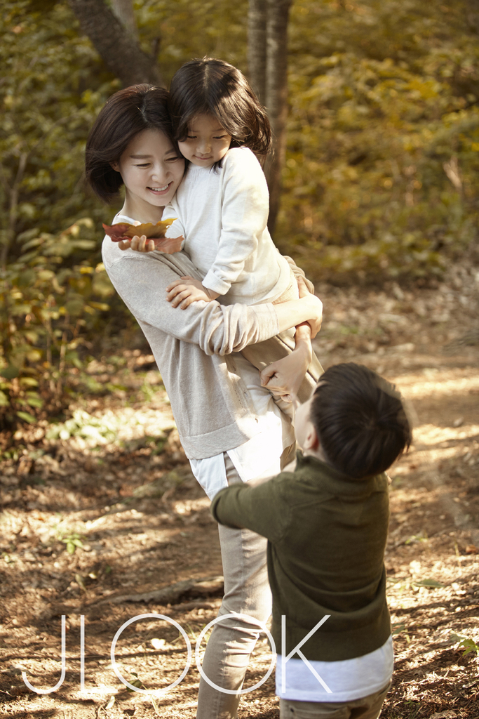 [视频]李英爱带孪生子女拍封面 《师任堂》短发造型曝光