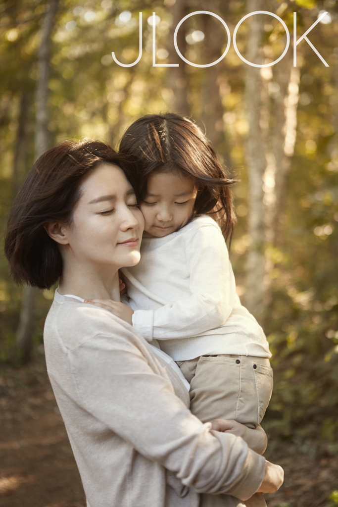 [视频]李英爱带孪生子女拍封面 《师任堂》短发造型曝光