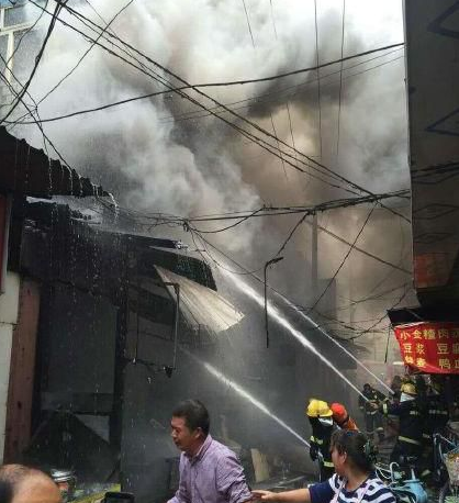[视频]安徽芜湖一私人餐馆液化气罐爆炸