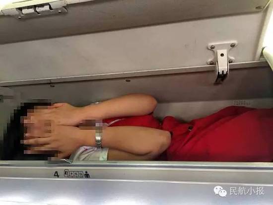 [视频]昆明航空回应空姐被塞行李架：属个人行为