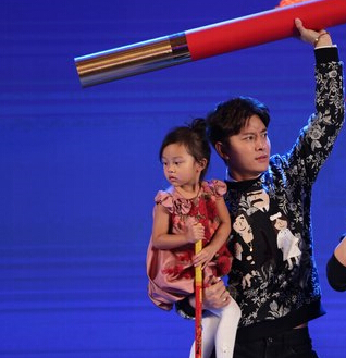 [视频]甜馨献唱《万万没想到》 化身孙悟空逗乐全场