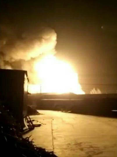 [视频]实拍天津北辰一仓库爆炸 现场腾起火球