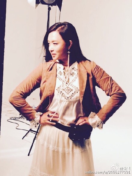 [视频]金星穿长裙拍摄宣传照 女人味十足