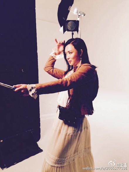 [视频]金星穿长裙拍摄宣传照 女人味十足