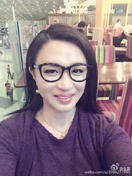 [视频]金星穿长裙拍摄宣传照 女人味十足