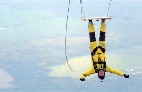 [视频]俄勇士倒挂热气球下测试新型强力胶粘性