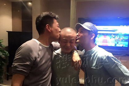 《琅琊榜》主创聚餐庆功 太子与靖王喝交杯