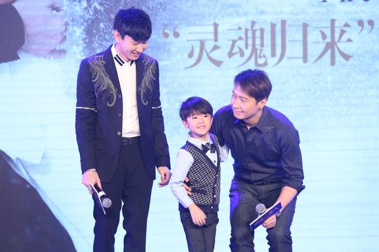 [视频]黎明首合作林俊杰：我们同床肯定没事发生