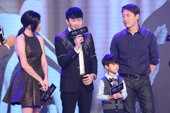 [视频]黎明首合作林俊杰：我们同床肯定没事发生