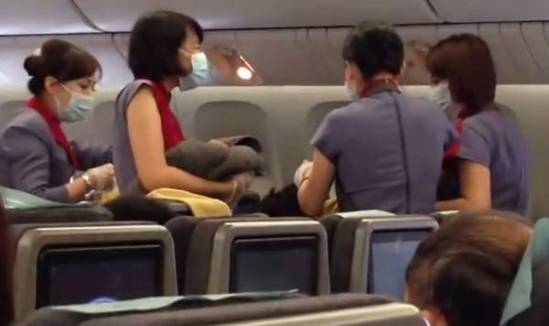 [视频]台湾孕妇飞机上将胎头塞回体内 问“美领空到没”