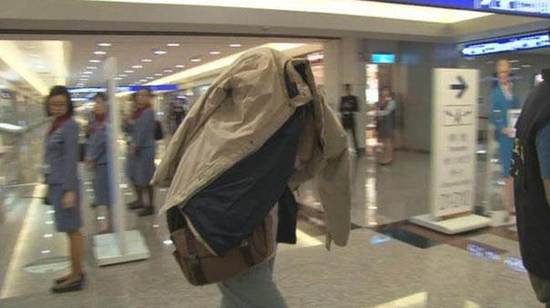 [视频]台湾孕妇飞机上将胎头塞回体内 问“美领空到没”