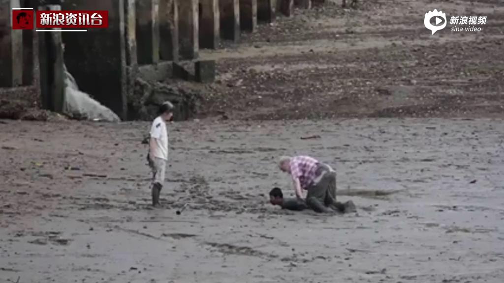 [视频]感人现场:泰国建筑工人俯身趴泥地救外国游客