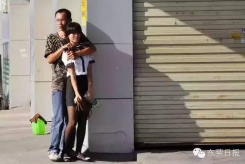 [视频]东莞20岁少女遇持刀劫持神色淡定:死就死呗