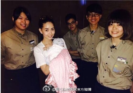 [视频]昆凌怀抱女儿小周周出镜 衣服粉红色被调侃“杰伦买的 ”