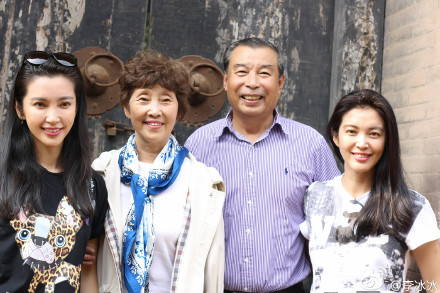 [视频]李冰冰与妹妹回乡祭祖 祖宅抢眼