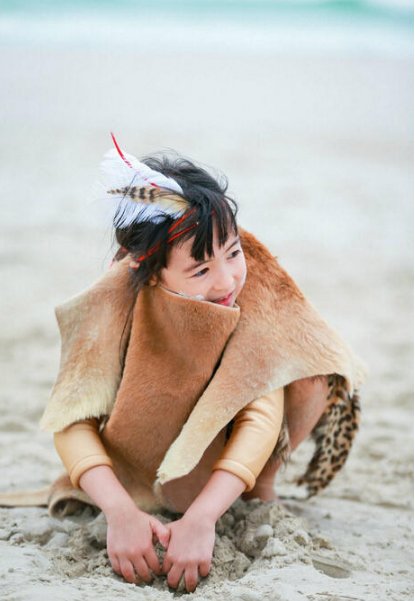 [视频]诺一夏天原始人写真曝光 小王子秒变小野人 