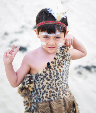 [视频]诺一夏天原始人写真曝光 小王子秒变小野人 