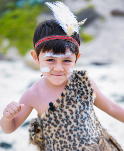 [视频]诺一夏天原始人写真曝光 小王子秒变小野人 