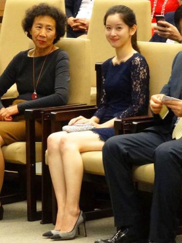 [视频]奶茶妹妹婚后生活照曝光 少女变身端庄少妇