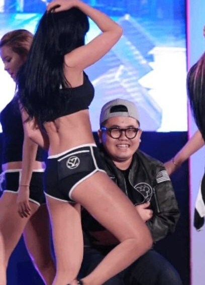 [视频]韩国女团赴大学演出 衣着暴露行动出位被批淫乱