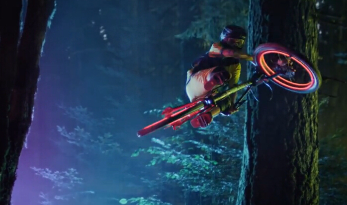 [视频]拒绝简单粗暴！开创夜骑新姿势，就是要和你玩的不一样