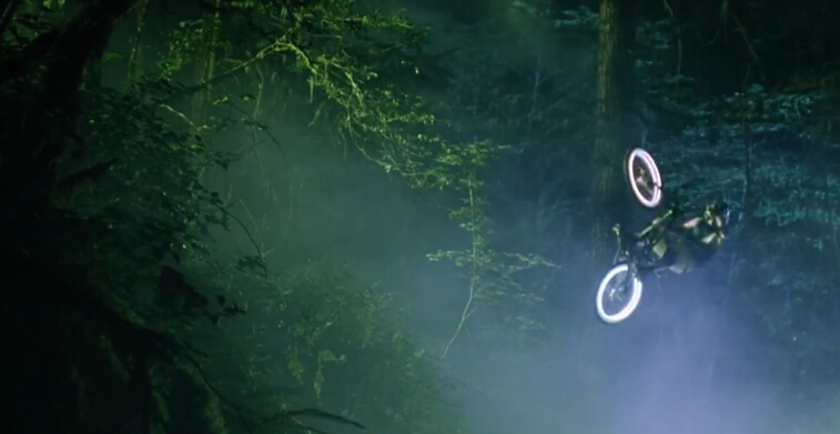 [视频]拒绝简单粗暴！开创夜骑新姿势，就是要和你玩的不一样