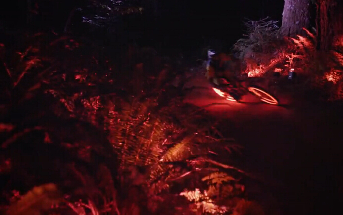 [视频]拒绝简单粗暴！开创夜骑新姿势，就是要和你玩的不一样