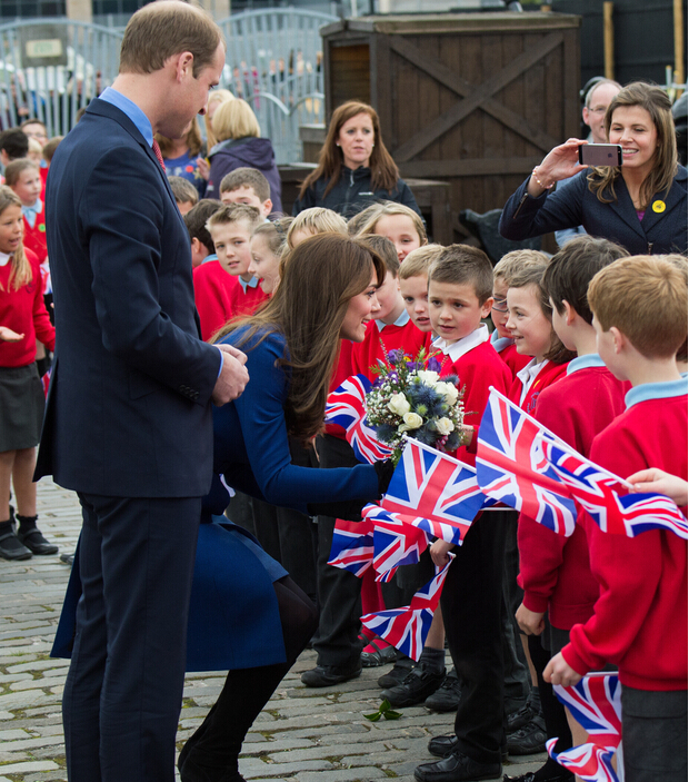 [视频]威廉王子夫妇探访苏格兰 凯特王妃优雅灿笑