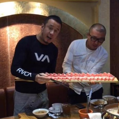 [视频]杨坤晒与友人聚餐视频 间接力证未因吸毒被抓