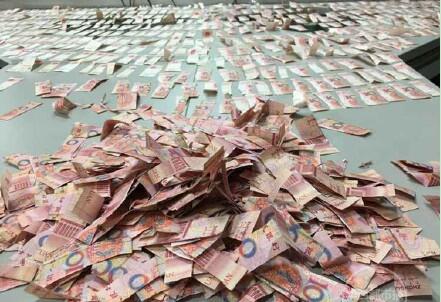 [视频]老人精神病发作撕碎4万积蓄 银行员工加班拼接