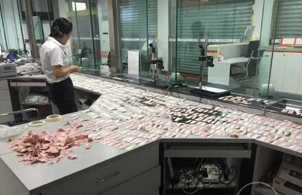 [视频]老人精神病发作撕碎4万积蓄 银行员工加班拼接