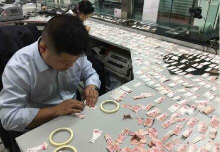 [视频]老人精神病发作撕碎4万积蓄 银行员工加班拼接
