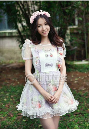 [视频]美女博士街头卖炒饭 浙大称是韩国留学生