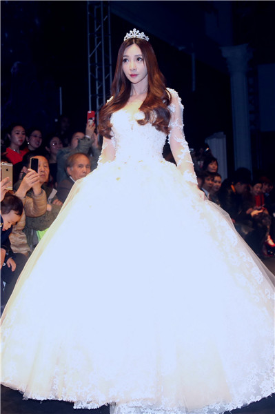 [视频]柳岩穿50斤巨型婚纱走秀 不承认整容是艺人必备心理素质