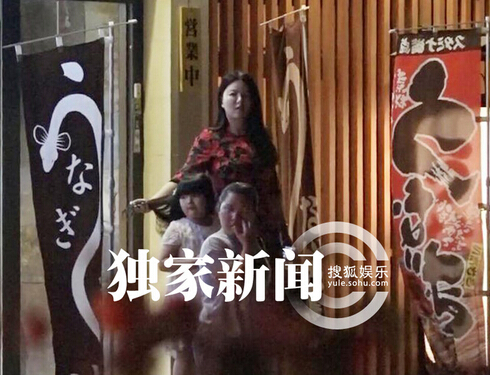[视频]李湘一家外出吃饭 “小公主”王诗龄发现镜头