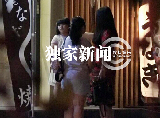 [视频]李湘一家外出吃饭 “小公主”王诗龄发现镜头