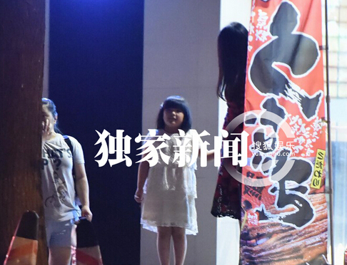 [视频]李湘一家外出吃饭 “小公主”王诗龄发现镜头