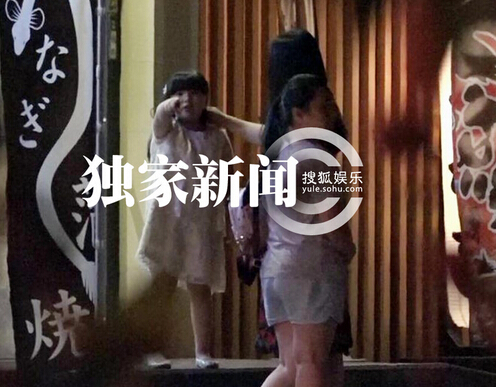 [视频]李湘一家外出吃饭 “小公主”王诗龄发现镜头