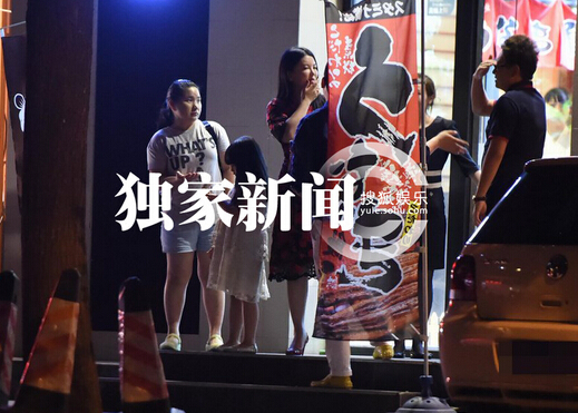 [视频]李湘一家外出吃饭 “小公主”王诗龄发现镜头