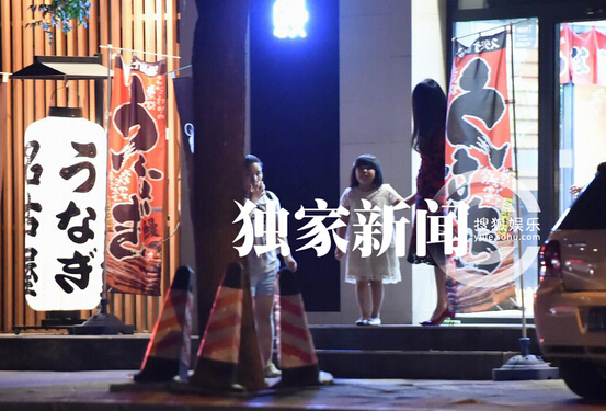 [视频]李湘一家外出吃饭 “小公主”王诗龄发现镜头