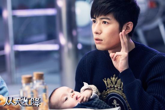 [视频]《从天儿降》发主题曲 张艺兴献喜脑歌 