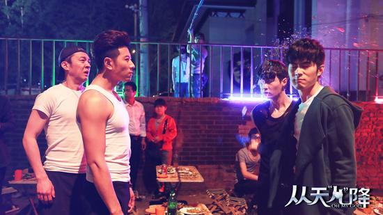 [视频]《从天儿降》发主题曲 张艺兴献喜脑歌 